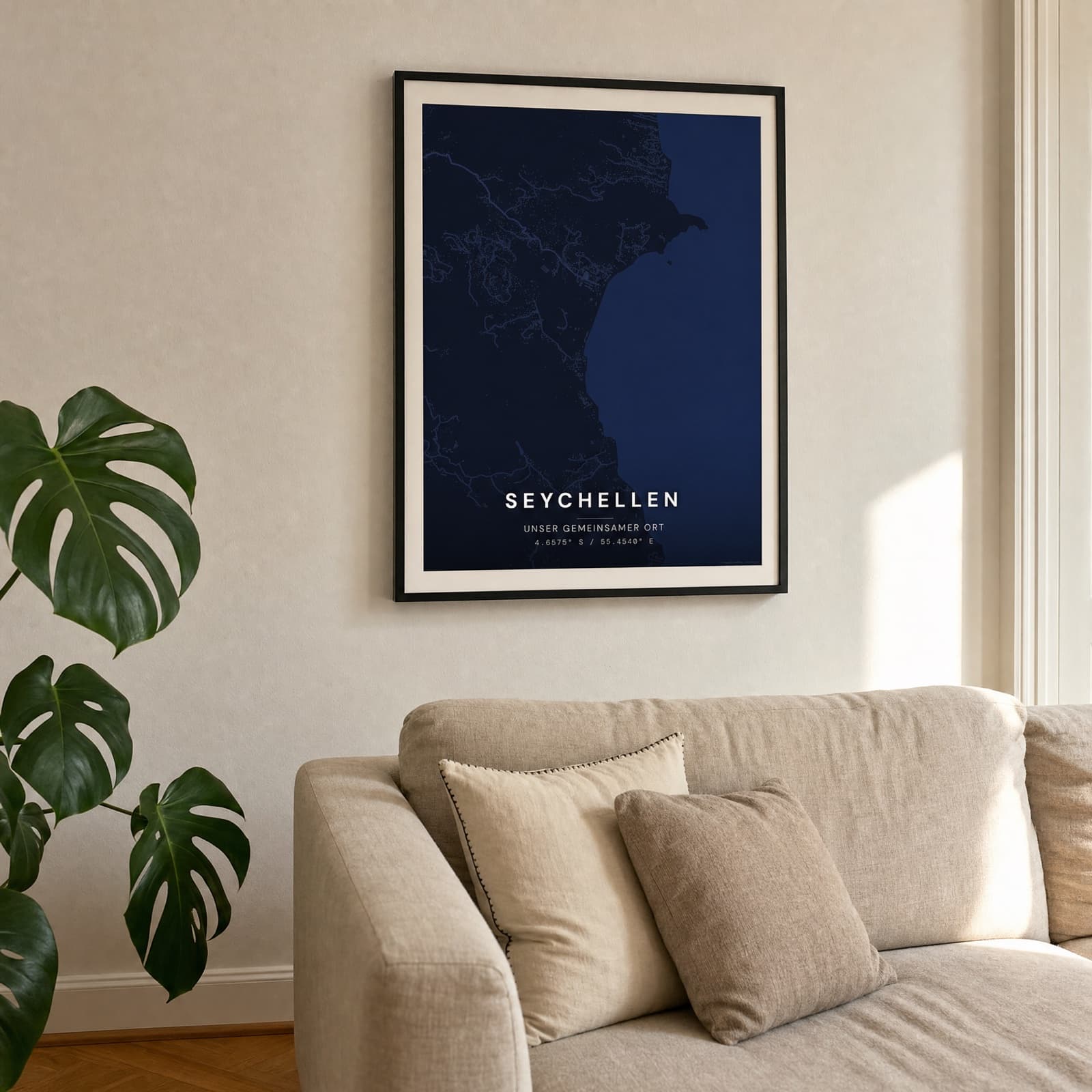 Seychellen Map-Poster im Wohnzimmer mit Monstera