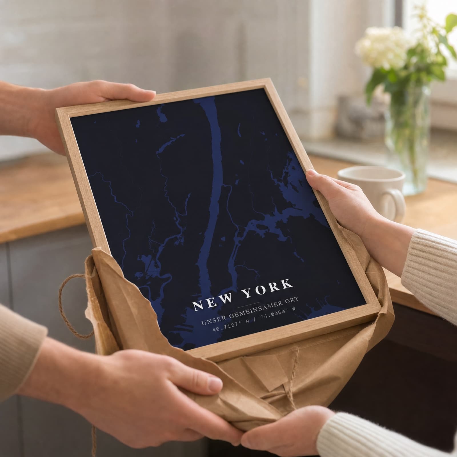 Kopenhagen Map-Poster als Geschenk ausgepackt